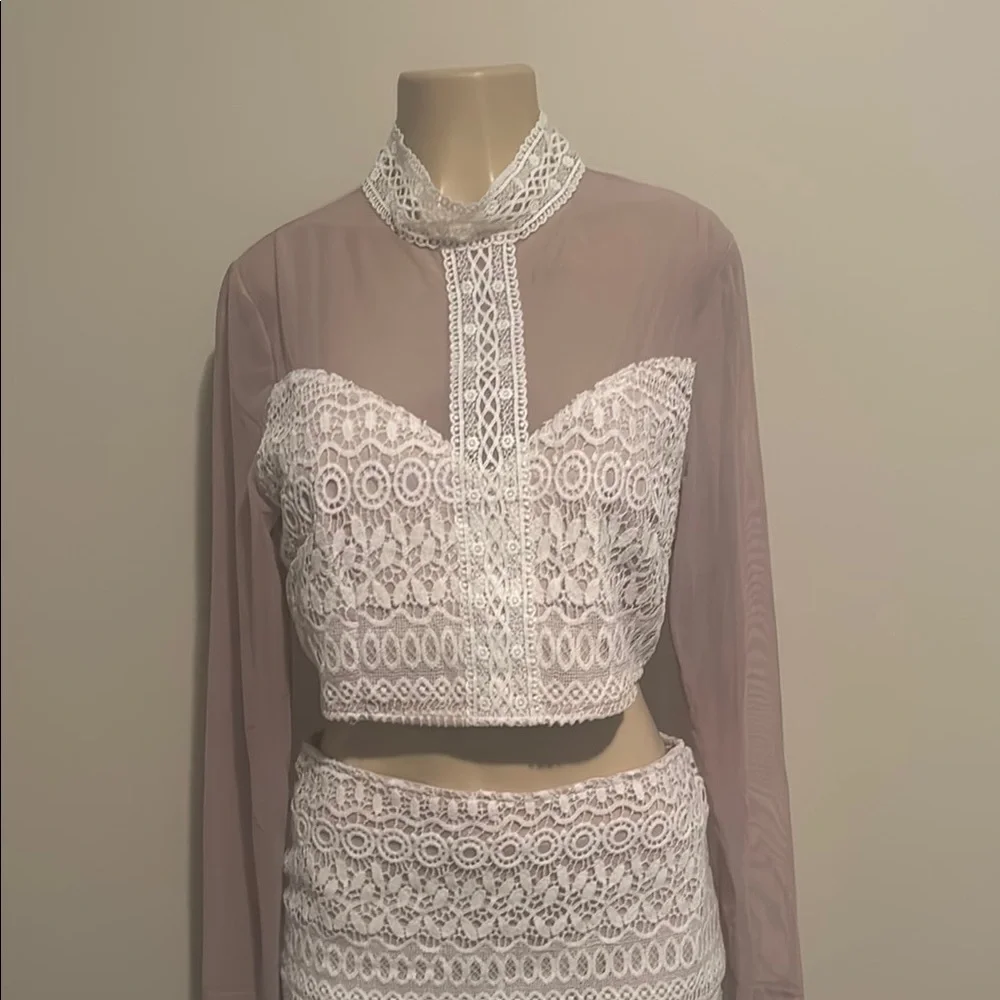 Elegant White Lace 2 piece Skirt Set- size L - Picture 3 of 6